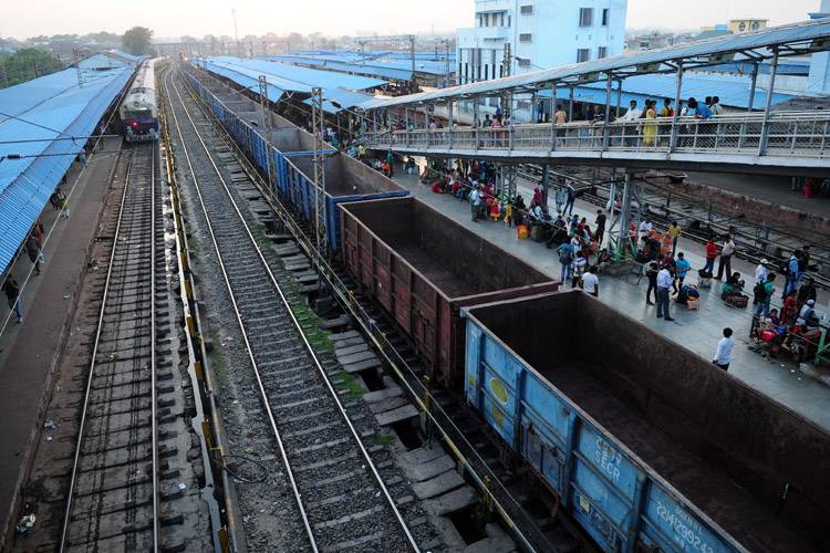 इस मालगाड़ी की सभी कर्मचारी महिलाएं हैं. सांकेतिक तस्वीर. फोटो क्रेडिट- Getty Images इस मालगाड़ी की सभी कर्मचारी महिलाएं हैं. सांकेतिक तस्वीर. फोटो क्रेडिट- Getty Images