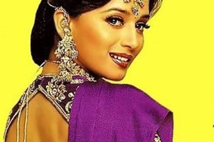 माधुरी की इस साड़ी के पीछे लड़कियां दीवानी थीं. फोटो कर्टसी: Pinterest माधुरी की इस साड़ी के पीछे लड़कियां दीवानी थीं. फोटो कर्टसी: Pinterest