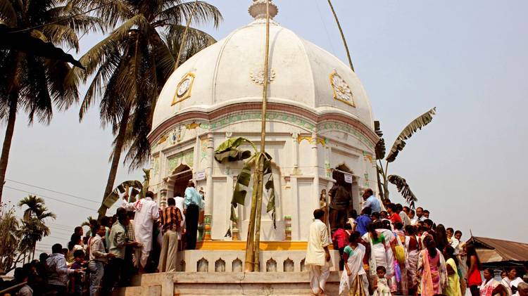 Among the many wives that Krishna has, fakua or holi revolves around the stories of his two wives, Lakshmi and Ghunucha.Photo courtesy YouTube.