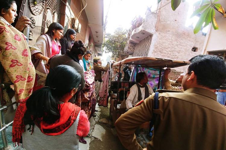 पिछले साल दिसंबर की तस्वीर, जब 41 लड़कियों को छुड़ाया गया था. फोटो- ट्विटर पिछले साल दिसंबर की तस्वीर, जब 41 लड़कियों को छुड़ाया गया था. फोटो- ट्विटर