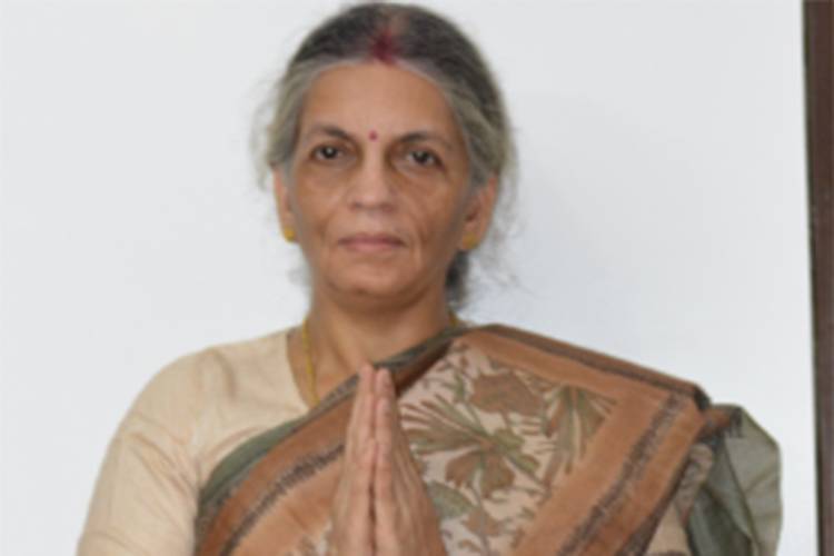 डॉक्टर विजया रानी का मानना है कि बीमारी के बार एमें लोकल भाषा में बात करना बेस्ट रहता है. डॉक्टर विजया रानी का मानना है कि बीमारी के बार एमें लोकल भाषा में बात करना बेस्ट रहता है.