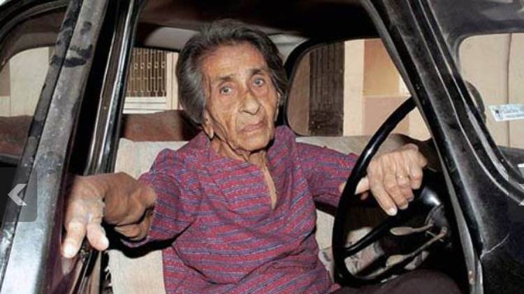 Homai Vyarawalla passed away on January 15, 2012.