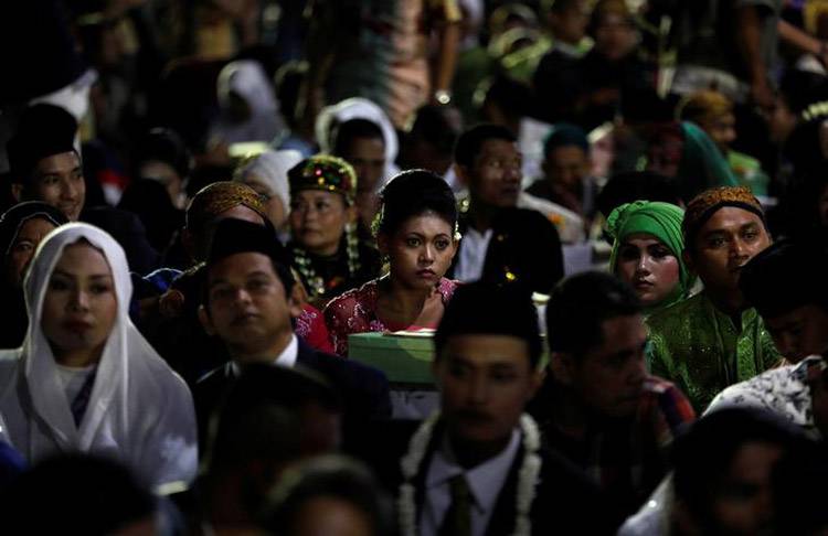  Bissu are a class of traditional priest - experts in pre-Islamic Bugis belief systems and rituals.