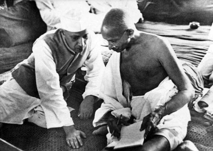 आन्दोलन की शुरुआत के एक दिन पहले 8 अगस्त को बॉम्बे अधिवेशन में बातें करते महात्मा गांधी और नेहरू. फोटो: Getty Images आन्दोलन की शुरुआत के एक दिन पहले 8 अगस्त को बॉम्बे अधिवेशन में बातें करते महात्मा गांधी और नेहरू. फोटो: Getty Images