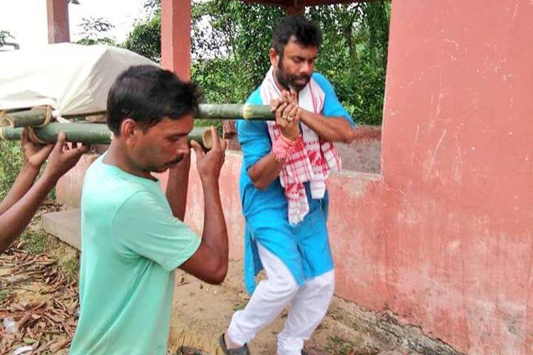अर्थी को कांधा देते रूपज्योति. फोटो - ऑडनारी/पूर्णा विकास बोरा अर्थी को कांधा देते रूपज्योति. फोटो - ऑडनारी/पूर्णा विकास बोरा
