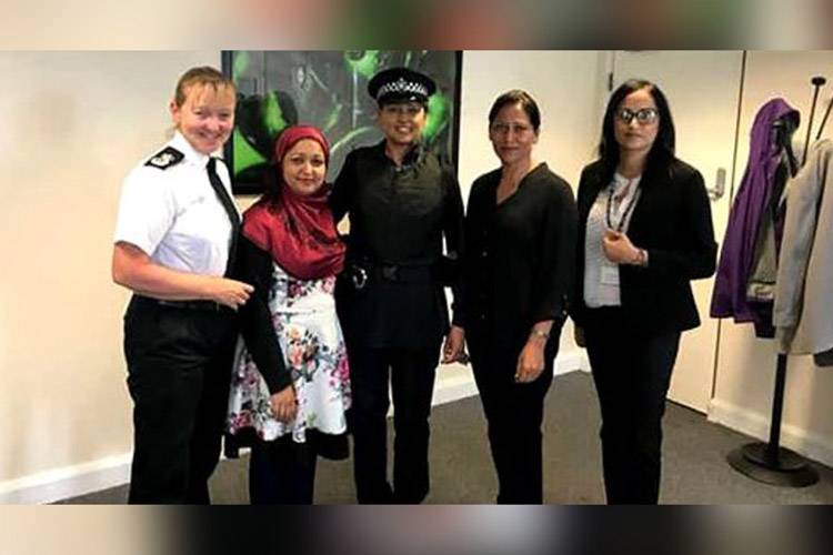 पुलिस अफसर फिरजाना अहमद नई यूनिफॉर्म पहने हुए. फोटो कर्टसी- halifax courier पुलिस अफसर फिरजाना अहमद नई यूनिफॉर्म पहने हुए. फोटो कर्टसी- halifax courier