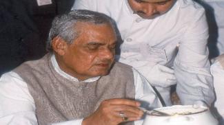 लड्डू से लेकर पराठे तक ये हैं अटल जी के फेवरेट फूड
