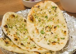 तवे पर बनाइए बटर गार्लिक नान