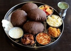 व्रत की इस थाली में हैं बेहद लजीज पकवान