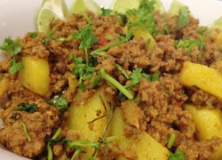 सीखिए हैदराबादी आलू चिकन कीमा बनाने की आसान विधि