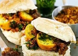 महाराष्ट्रियन स्टाइल में बनाइए ठेचा वड़ा पाव