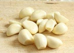 20 सेकेंड में लहसुन छीलें