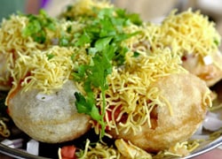 ऐसे बनाइए फेमस स्ट्रीट फूड सेव पूरी