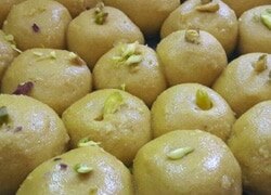 इस तरीके से आप भी बना सकते हैं बढ़िया बेसन के लड्डू