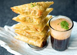 इफ्तार के लिए कुछ ऐसे बनाइए कीमा समोसा