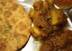 पराठा खाने के शौकीन हैं तो जरूर जाएं पराठे वाली गली