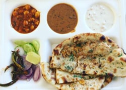 बनाना सीखिए अमृतसरी आलू कुलचा