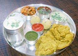 ये है मालवा की स्पेशल लड्डू बाफला थाली