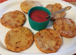 ऐसे बनाइए आलू की पूरियां