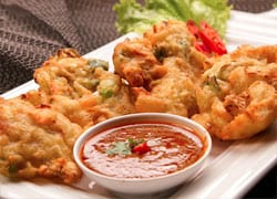 स्नैक्स में बनाएं प्याज पत्तागोभी के पकौड़े