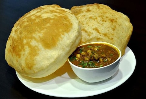 ऐसे बनाइए रेस्टोरेंट स्टाइल छोले भटूरे - Restaurant style chole bhature recipe in hindi