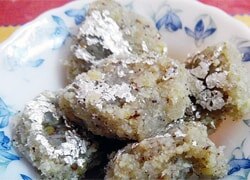 मीठे में बनाएं नारियल अखरोट की बर्फी