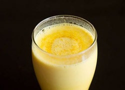 ऐसे बनाइए इम्यूनिटी बूस्टर हल्दी वाला दूध