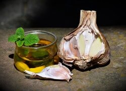 सर्दियों में इस तरह से करें लहसुन के तेल का इस्तेमाल