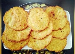 स्नैक्स स्पेशल में ऐसे बनाइए मूंगदाल मठरी