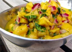 गर्मियों में मजेदार लगता है ये मैंगो सालसा