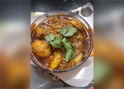 लंच या डिनर में बनाइए बैंगन आलू दम मसाला