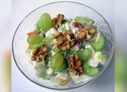 इस तरह से बनाएं अखरोट-अंगूर का चटपटा सलाद