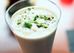 केला और बादाम स्मूदी