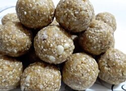 सर्दी के मौसम में मजा लें इन मूंगफली गुड़ के लड्डूओं का