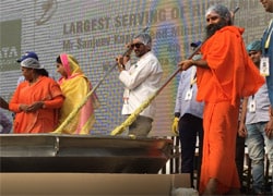 दिल्ली में तैयार हुई हर दिल पसंद खिचड़ी