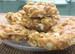 वीडियो में देखिए मूंगफली चिक्की बनाने की विधि