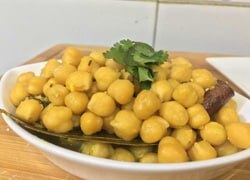 हिमाचल प्रदेश के खास पकवानों में से एक है चना मद्र