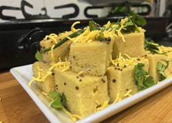 इस विधि से आप भी बना सकते हैं बढ़िया गुजराती ढोकला