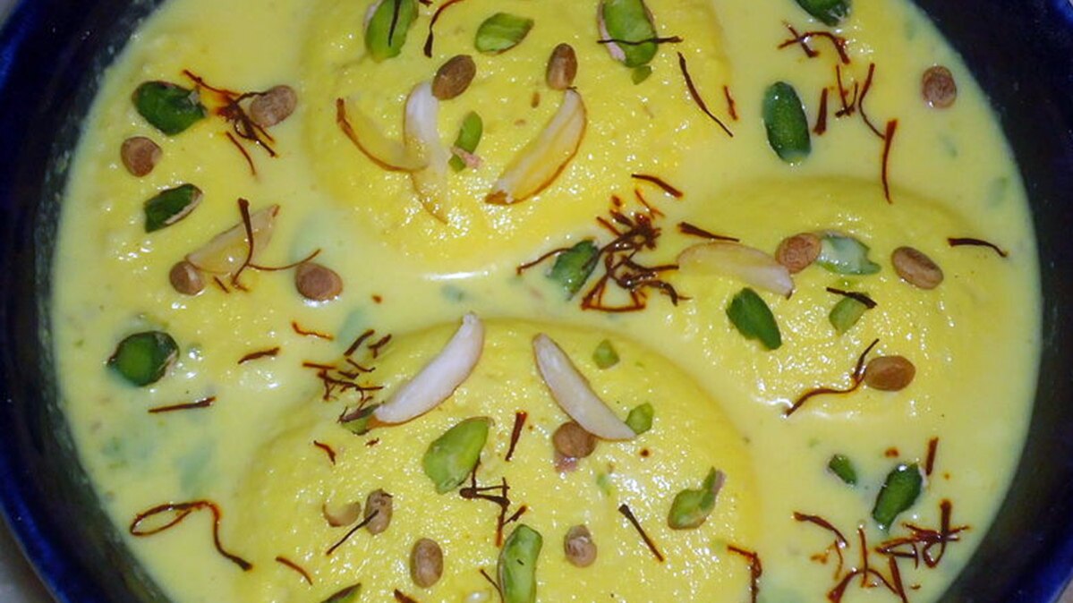 मीठे में बनाएं केसरिया रसमलाई