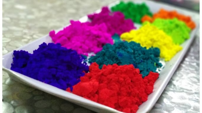 This Holi, Play It Natural