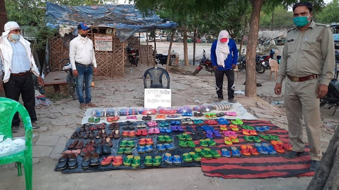 Lockdown Heroes: Agra Police Offers Shoes To Barefoot Migrants
