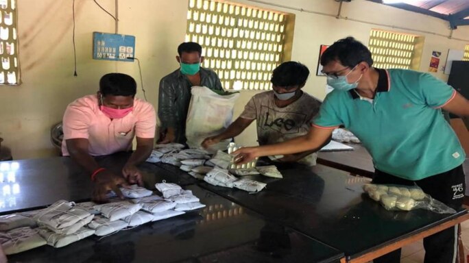 A Lecturer With A Big Heart And Police Play Good Samaritans