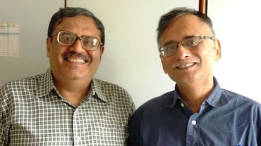 Extraordinary Indians: Drs Arun Gadre and Abhay Shukla are Fighting for Ethical Healthcare in India