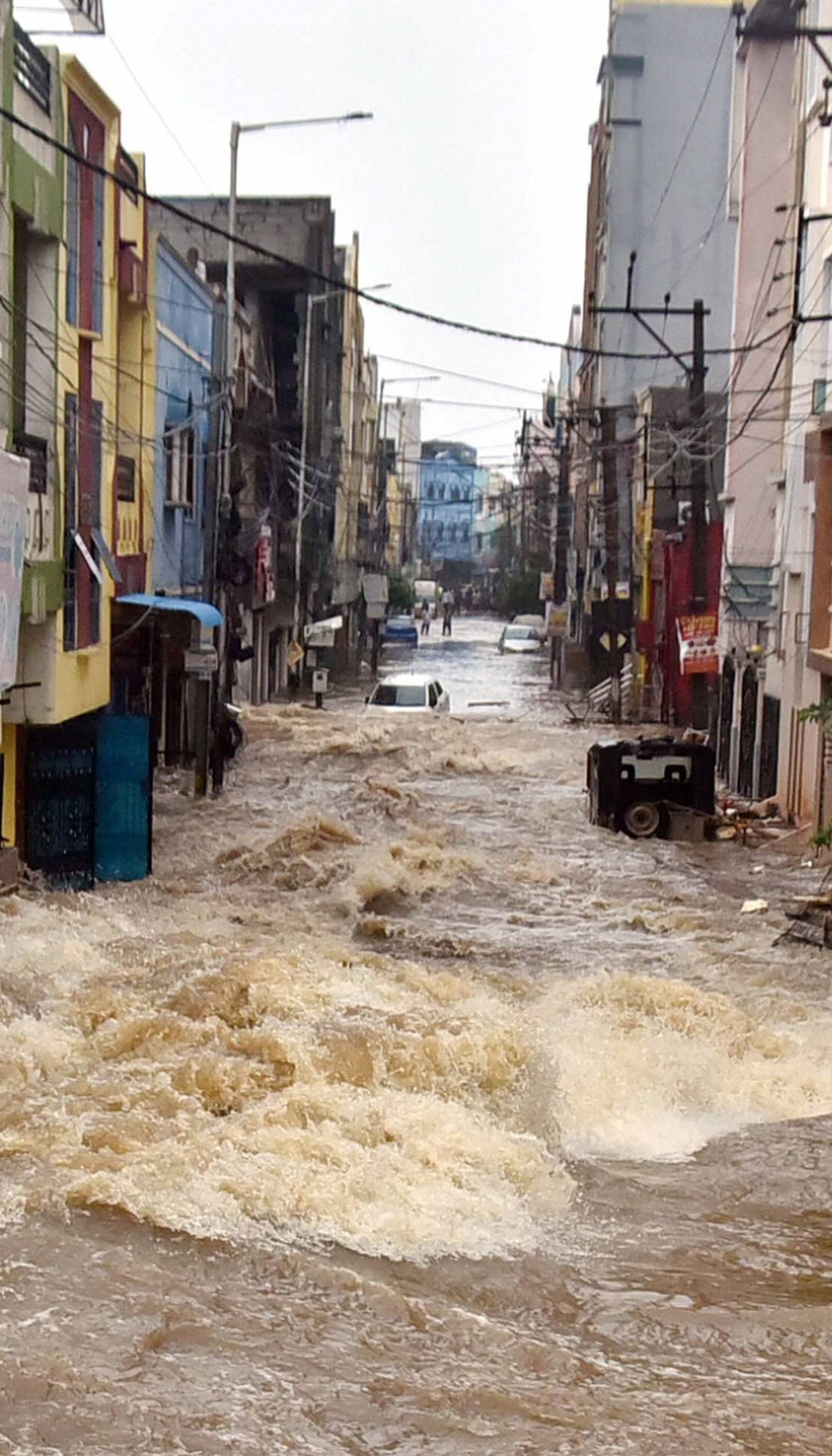 हैदराबाद में बारिश से हाहाकार की 10 तस्वीरें