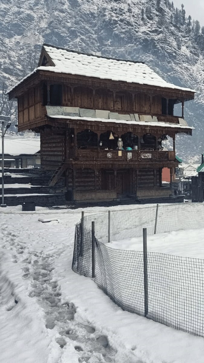 हिमाचल प्रदेश में भारी बर्फबारी का कहर, कई इलाकों में बिजली-पानी की सप्लाई बंद