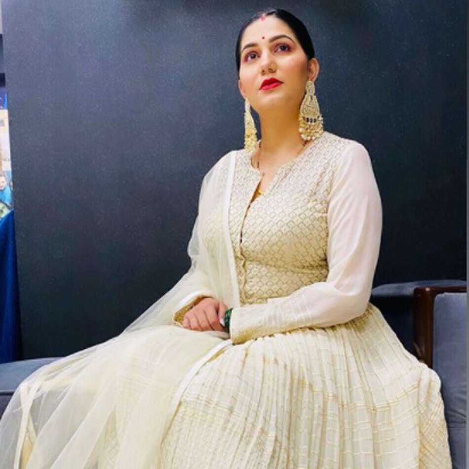 सपना का ब्लैक एंड व्हाइट कलेक्शन