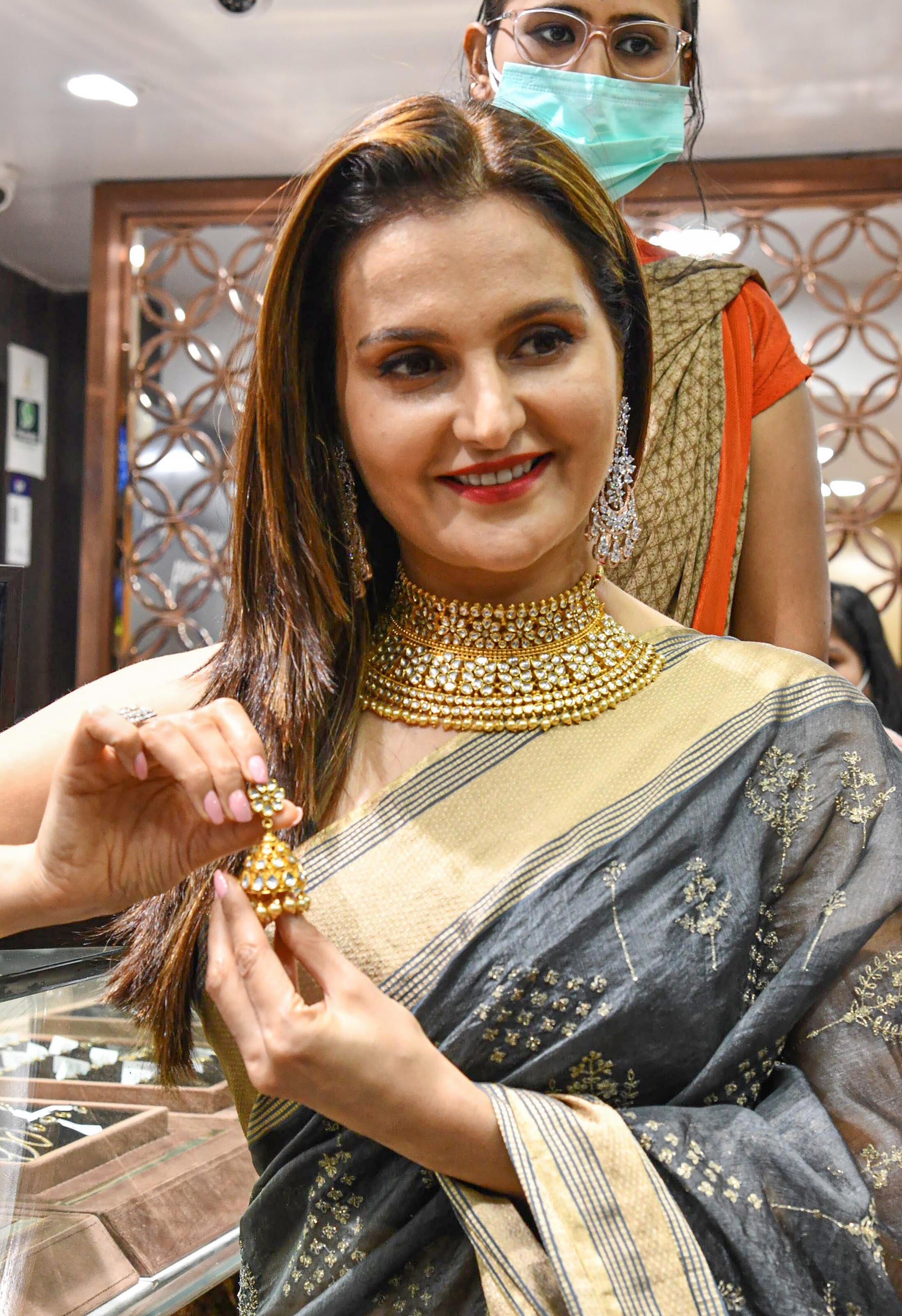  4 মাসে সর্বনিম্ন সোনা! কেনার সুযোগ?