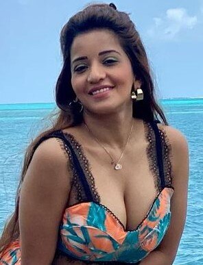  নীল সমুদ্রে উত্তাপ ছড়াচ্ছেন 'ঝুমা বৌদি'