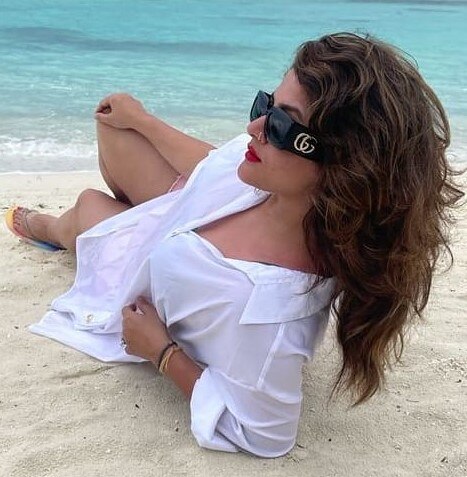 মালদ্বীপে প্রেমিকের সঙ্গে বিলাসবহুল ছুটিতে শ্রাবন্তী