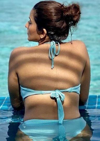 पति संग मालदीव में मस्ती कर रहीं मोनालिसा